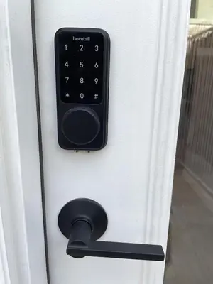 a remote control on a door with a door handle at Modern 1-bedroom Studio with Kitchen and Laundry in Santa Clarita