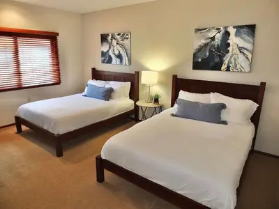 a bedroom with two beds and a window at Belmont Heights Retreat - Stunning Gardens in Long Beach