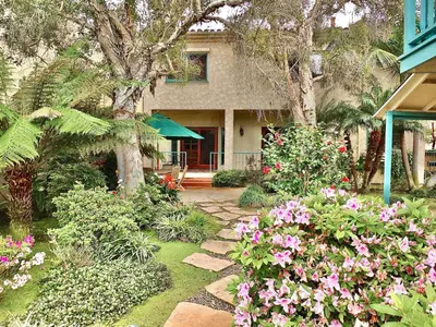 a garden with flowers in front of a house at Belmont Heights Retreat - Stunning Gardens in Long Beach