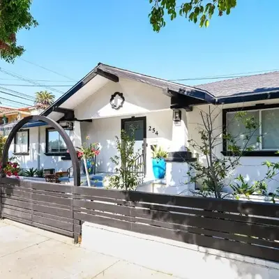 Immaculate 3BDR Bungalow - 5-Min Walk to Beach