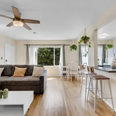 Beautifully Remodeled 2bed1bath Apartment Top Location 15 min to Beach