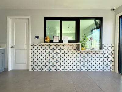 a room with a white and black tiled wall at Royale Inn \u8001\u723a\u5ba2\u68e7 - San Gabriel, Los Angeles in Rosemead