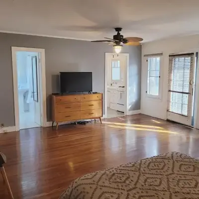 Spacious Studio Six in Hollywood!