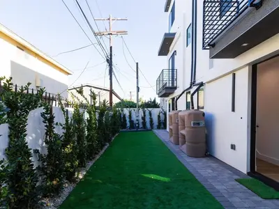 a yard with a green lawn in a house at Modern Luxe Retreat 3-Bedroom #3 in Los Angeles