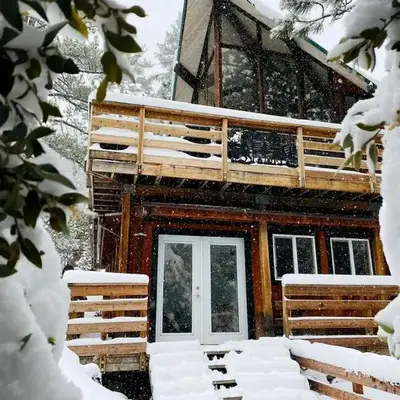 Stunning Cabin with Indoor Jacuzzi Ideal for a Weekend Getaway from Los Angeles