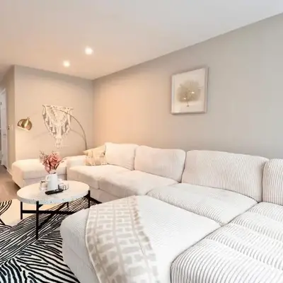 Pacific Blue Townhome Walk to Ocean 2 Bed Apt WITH FREE PARKING