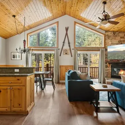 Llama Bear Lodge with Hot Tub