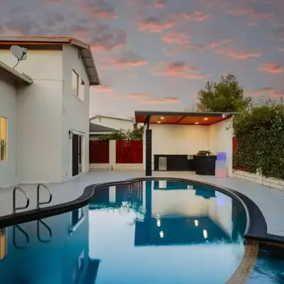 Designer Dream- Pool and spa- Game Room- Sleeps 10