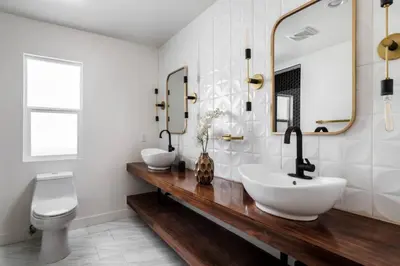 a bathroom with two sinks and a toilet at Iconic LACasita -FoodieBobaliciousCity- Mins2DTLA in Alhambra