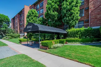 a garden with an umbrella in front of a building at Westwood UCLA 2BR, 1BA Cozy Condo w Amenities in Los Angeles