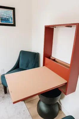 a desk and a chair in a room at Charming Casita near USC, SOFI, and Culver City in Los Angeles