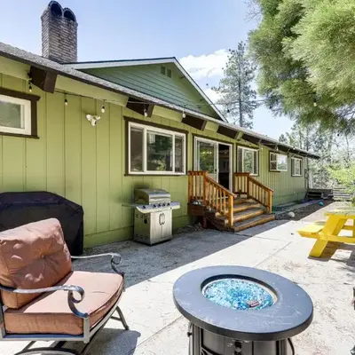 Private Hot Tub at Dog-Friendly Lake Arrowhead Gem
