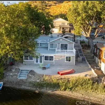 Serene Lakefront Escape in LA