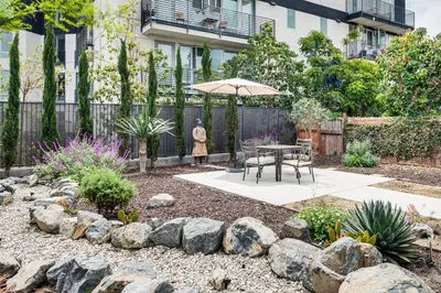 a garden with a table and an umbrella at 1 Mi to Dtwn LA Artists Retreat with Zen Garden in Los Angeles