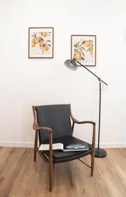 a black chair and a lamp in a room at New 2BR Family Home Nr Universal in Gemco