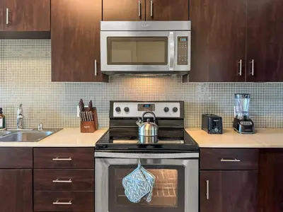 Gallery image of Stylish Mid-Wilshire Apt, Free Parking, Gucci Art, 10mins to Cedars in Los Angeles