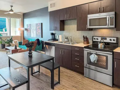Gallery image of Stylish Mid-Wilshire Apt, Free Parking, Gucci Art, 10mins to Cedars in Los Angeles