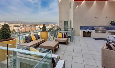 Gallery image of Stylish Mid-Wilshire Apt, Free Parking, Gucci Art, 10mins to Cedars in Los Angeles