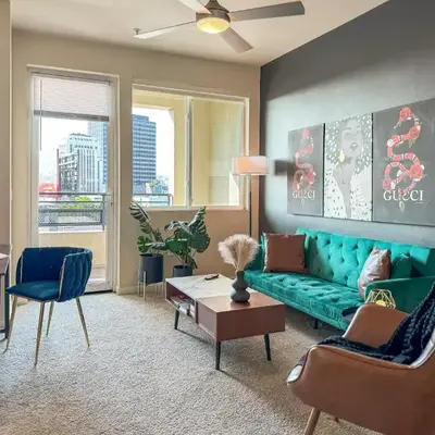Stylish Mid-Wilshire Apt