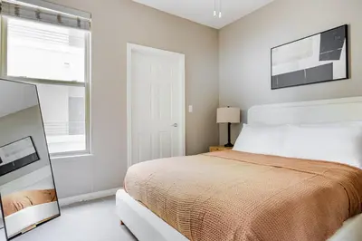 a bedroom with a large bed and a window at Blueground Pasadena pool AC nr City Hall LAX-1315 in Los Angeles