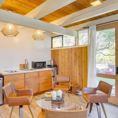 Stroll to Beach and Pepperdine Airy Malibu Studio