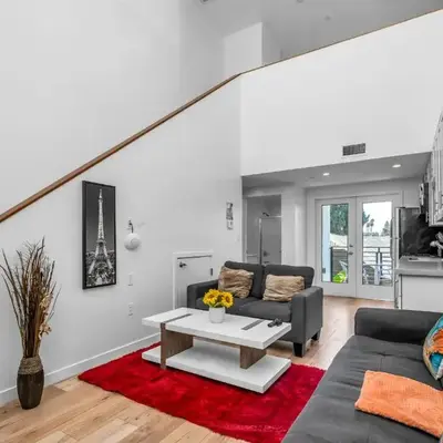 Chic 1 Bedroom Loft with Balcony Hollywood Sign View Free Gated Parking Full Kitchen