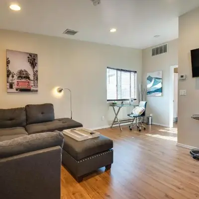 9 Mi to Airport WFH-Friendly Apt in Los Angeles!