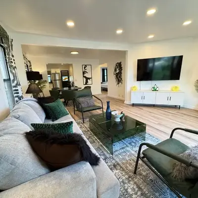Modern Duplex with 6 beds and Sofa bed in Miracle Mile Longwood