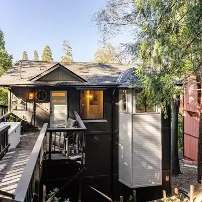 Sleeps 10 Cozy Modern Cabin 4 bedroom 3 bath 2400 sq ft 3 story Updated Quiet cabin