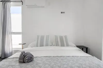 Gallery image of Stylish 4BR w Parking, Near USC, DTLA and Expo Park in Los Angeles