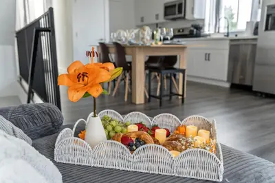 Gallery image of Stylish 4BR w Parking, Near USC, DTLA and Expo Park in Los Angeles