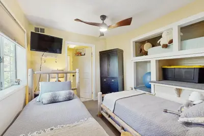 a bedroom with two beds and a flat screen tv at Lakeview Lookout in Skyforest