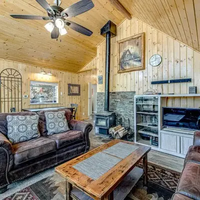 Castle Rock Cabin #1 ~ Comfortable cabin with modern amenities and deck - near hiking and lake