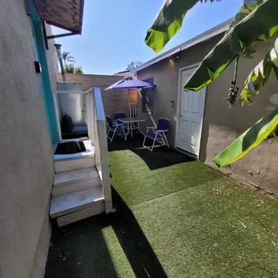 a backyard with a grill and a table and chairs at BH Adj, studio spacious BH in Los Angeles