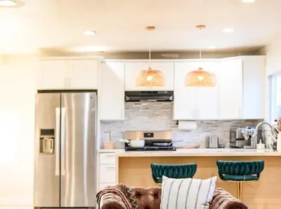 a kitchen with white cabinets and a refrigerator at \u8fd1 ONT \u673a\u573aChaffey Claremont \u5b66\u9662Ontario Outlets3B2B in Rancho Cucamonga