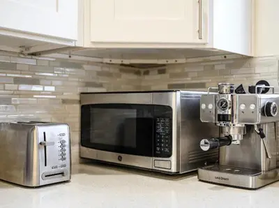 a kitchen with a microwave and a coffee maker at \u8fd1 ONT \u673a\u573aChaffey Claremont \u5b66\u9662Ontario Outlets3B2B in Rancho Cucamonga