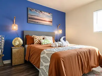 a bedroom with a bed with two swans on it at \u8fd1 ONT \u673a\u573aChaffey Claremont \u5b66\u9662Ontario Outlets3B2B in Rancho Cucamonga