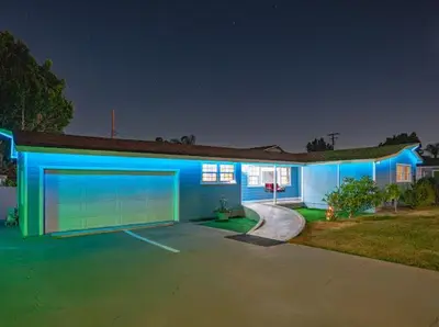 a house with blue lights on the side of it at \u8fd1 ONT \u673a\u573aChaffey Claremont \u5b66\u9662Ontario Outlets3B2B in Rancho Cucamonga