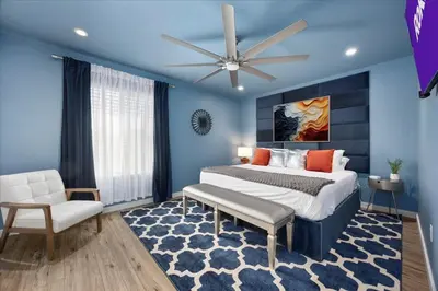 a bedroom with a bed and a ceiling fan at KingBeds Skylight 1GB Wi-Fi Step-free Clean in Bakersfield