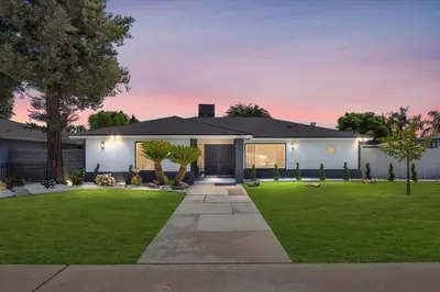 a house with a green lawn in front of it at KingBeds Skylight 1GB Wi-Fi Step-free Clean in Bakersfield