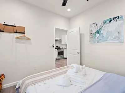 a white room with a bed with towels on it at \u8fd1ONT\u673a\u573aChaffeyClaremont \u5b66\u9662Outlets1B1B in Rancho Cucamonga