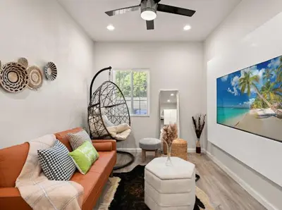 a living room with a couch and a fan at \u8fd1ONT\u673a\u573aChaffeyClaremont \u5b66\u9662Outlets1B1B in Rancho Cucamonga