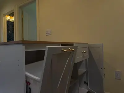 a bathroom with a sink and a mirror at The Garden Escape in Los Angeles