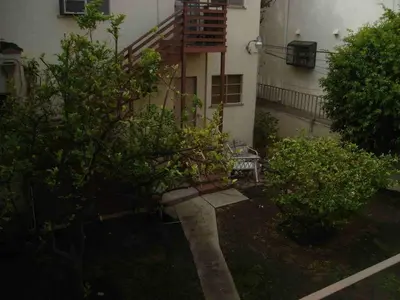 a garden with a bench in front of a building at Beautiful apartment close to Cedars! Beverly Hills in Los Angeles