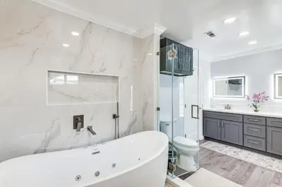 a white bathroom with a tub and a toilet at Enchanting 4-bedroom house with panoramic view in Pasadena in Los Angeles