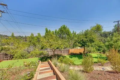 a backyard with a green yard with a fence at Enchanting 4-bedroom house with panoramic view in Pasadena in Los Angeles