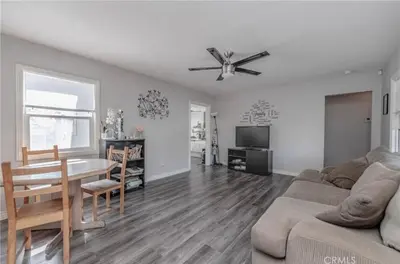 a living room with a couch and a dining room table at \u8fd1ONT\u673a\u573a Chaffey Claremont\u5b66\u9662 Ontario Outlets 3Br2BA in Rancho Cucamonga