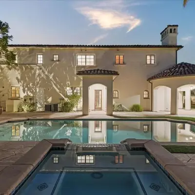 5800 sq ft Gorgeous Tarzana 7 bedroom 9 bathroom home with pool and hot tub