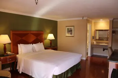 a bedroom with a large white bed in a room at Garvey Inn Hotel - \u5c0f\u53f0\u5317\u9152\u5e97, Monterey Park in Monterey Park