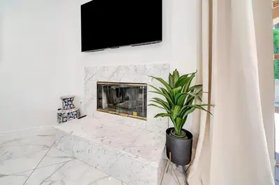 Gallery image of Elegant 4BR Home with Waterfall Pool, Spa and Fire Pit in Tarzana
